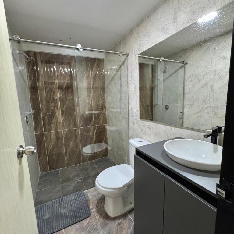 Spacious home in Laureles Estadio Medellin - Four-Bedroom House - 15