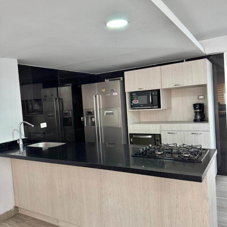 Spacious home in Laureles Estadio Medellin - Four-Bedroom House - 17