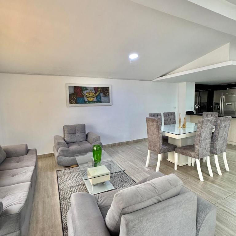 Spacious home in Laureles Estadio Medellin - Four-Bedroom House - 18