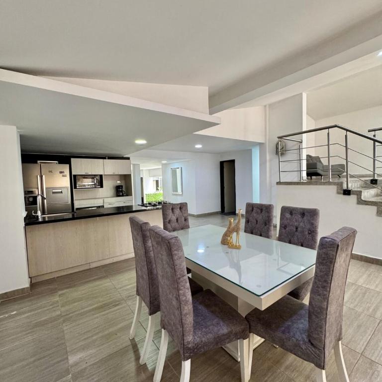 Spacious home in Laureles Estadio Medellin - Four-Bedroom House - 20