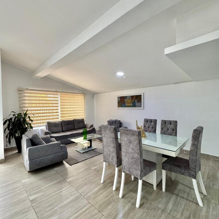 Spacious home in Laureles Estadio Medellin - Four-Bedroom House - 21
