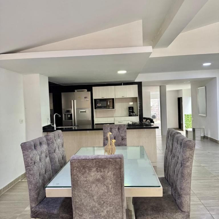 Spacious home in Laureles Estadio Medellin - Four-Bedroom House - 29