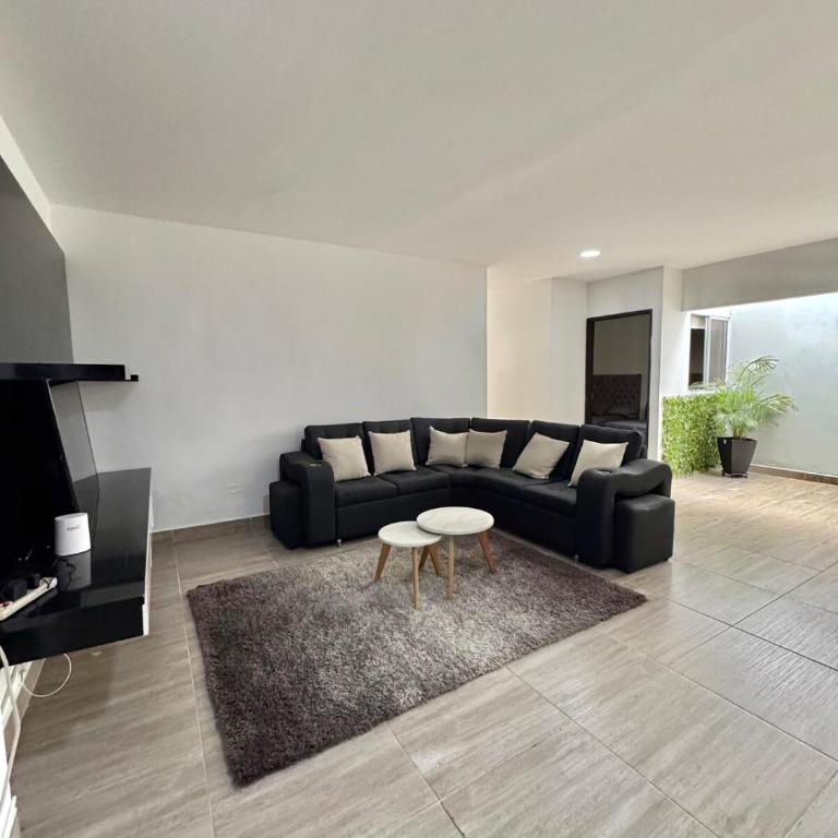 Spacious home in Laureles Estadio Medellin - Four-Bedroom House - 35