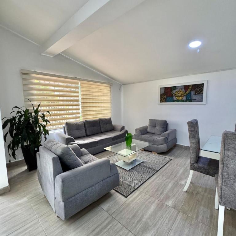 Spacious home in Laureles Estadio Medellin - Four-Bedroom House - 39