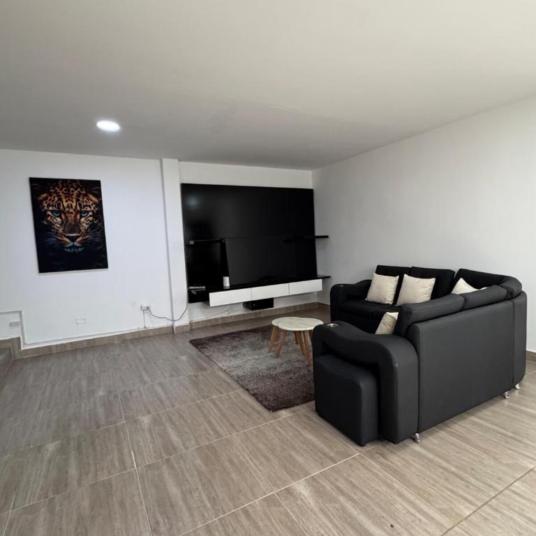 Spacious home in Laureles Estadio Medellin - Four-Bedroom House - 44