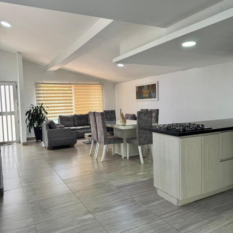 Spacious home in Laureles Estadio Medellin - Four-Bedroom House - 45