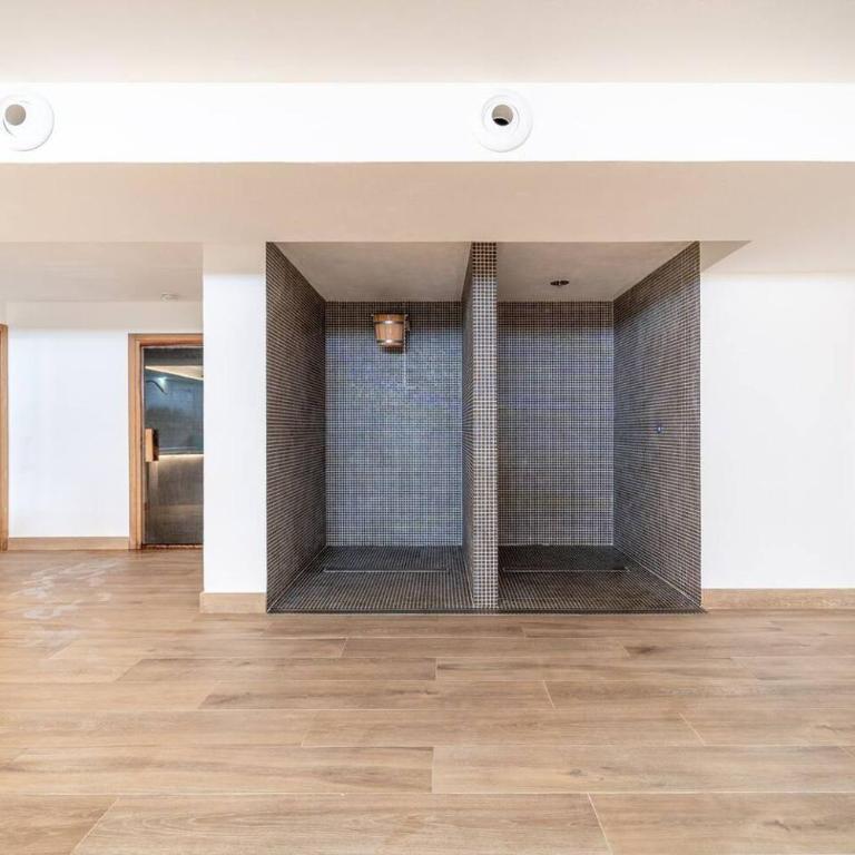 Luxe Golf View Penthouse Sauna, Gym & 2 Terraces - Single Room - 8