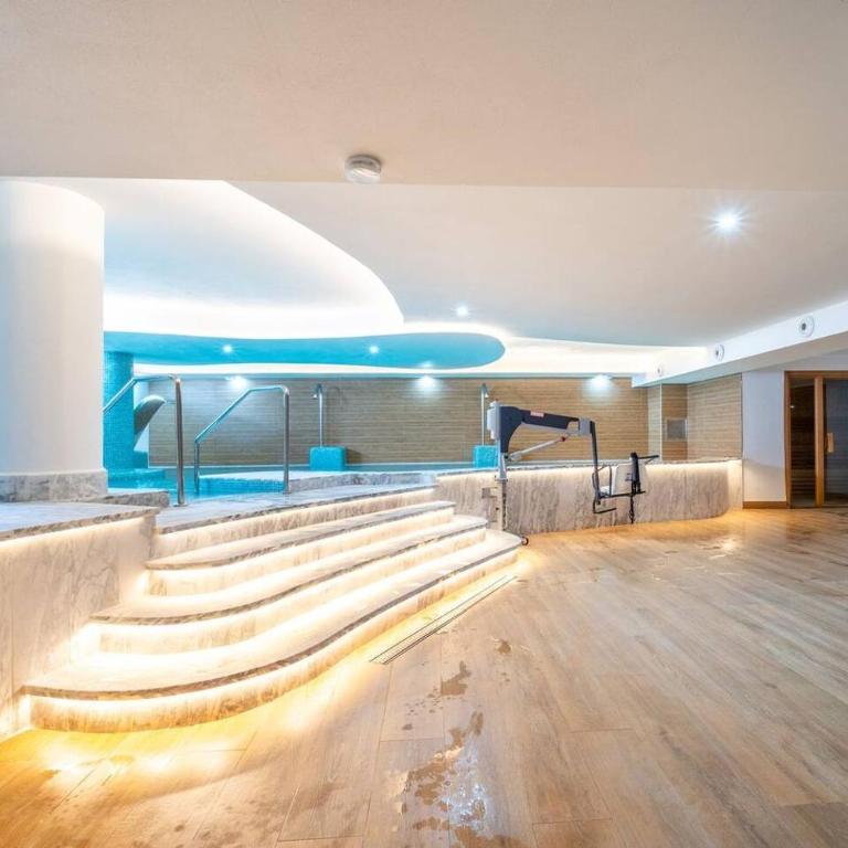 Luxe Golf View Penthouse Sauna, Gym & 2 Terraces - Single Room - 24