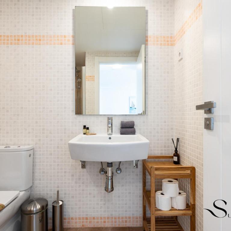 Estepona Duplex with BBQ & Jacuzzi - Two-Bedroom Apartment with Balcony and Terrace - 10