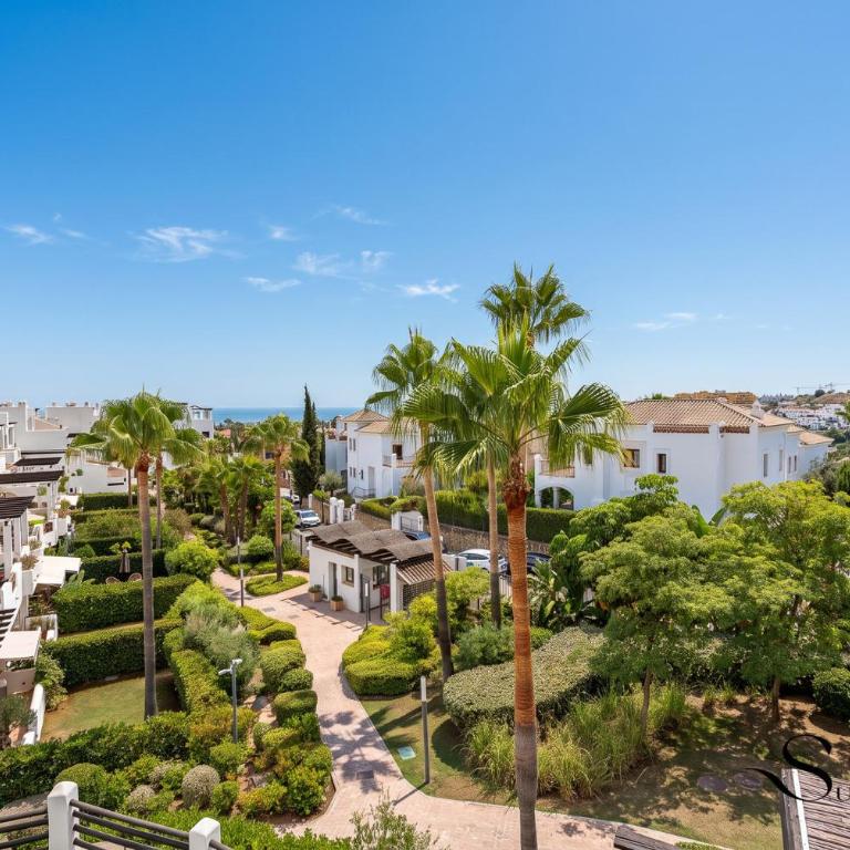 Estepona Duplex with BBQ & Jacuzzi - Two-Bedroom Apartment with Balcony and Terrace - 11