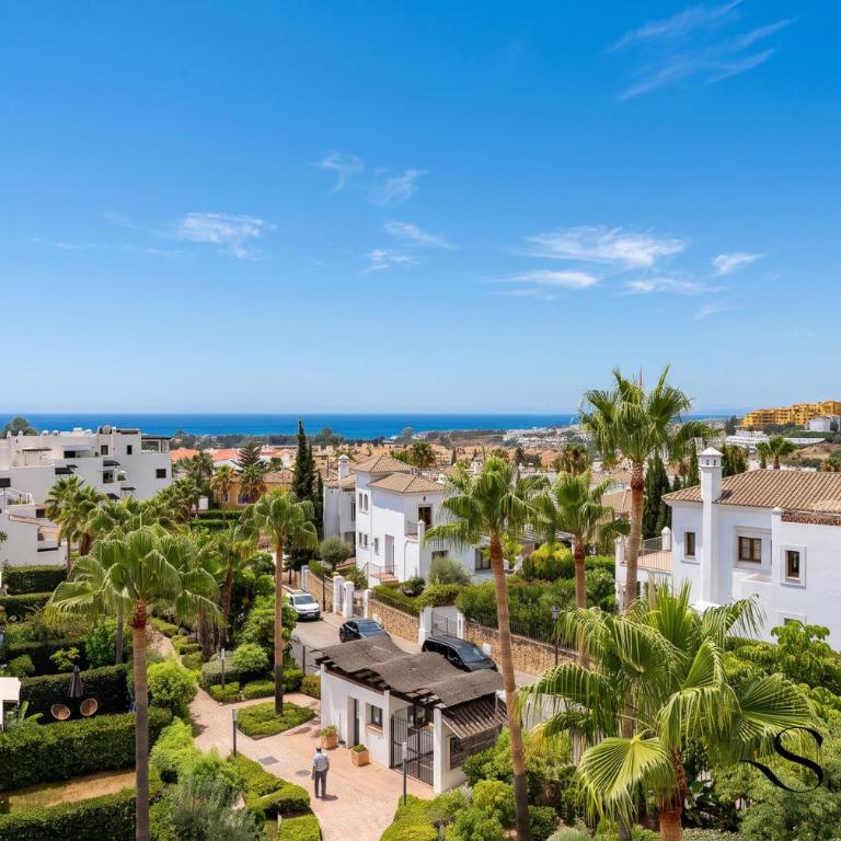 Estepona Duplex with BBQ & Jacuzzi - Two-Bedroom Apartment with Balcony and Terrace - 14