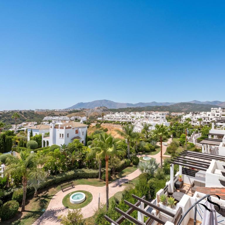 Estepona Duplex with BBQ & Jacuzzi - Two-Bedroom Apartment with Balcony and Terrace - 16