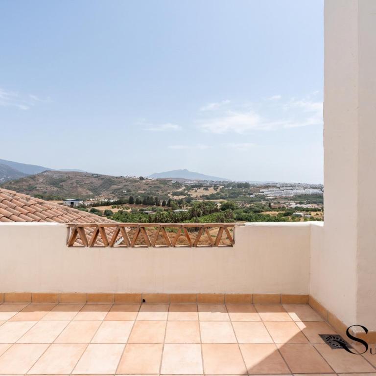 Estepona Duplex with BBQ & Jacuzzi - Two-Bedroom Apartment with Balcony and Terrace - 32