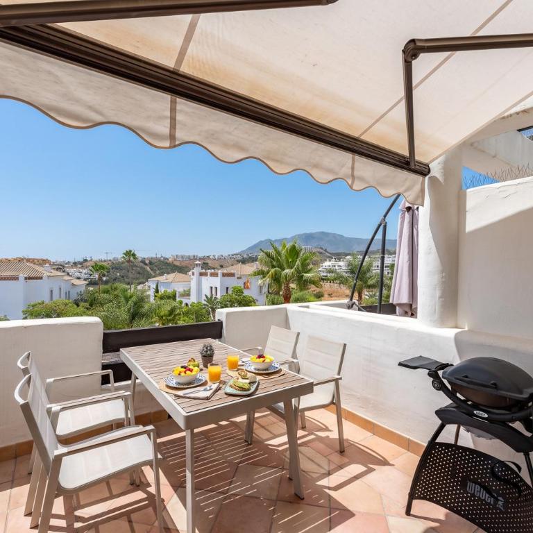 Estepona Duplex with BBQ & Jacuzzi - Two-Bedroom Apartment with Balcony and Terrace - 33