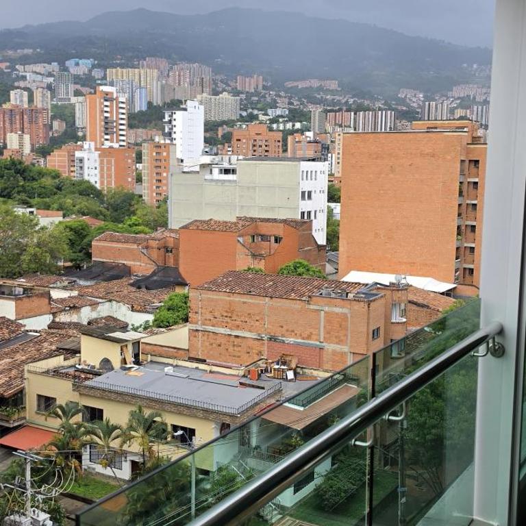Modern 3BR-2 Balconies - Mountain Views - Laureles - Three-Bedroom Apartment with Mountain View - 8