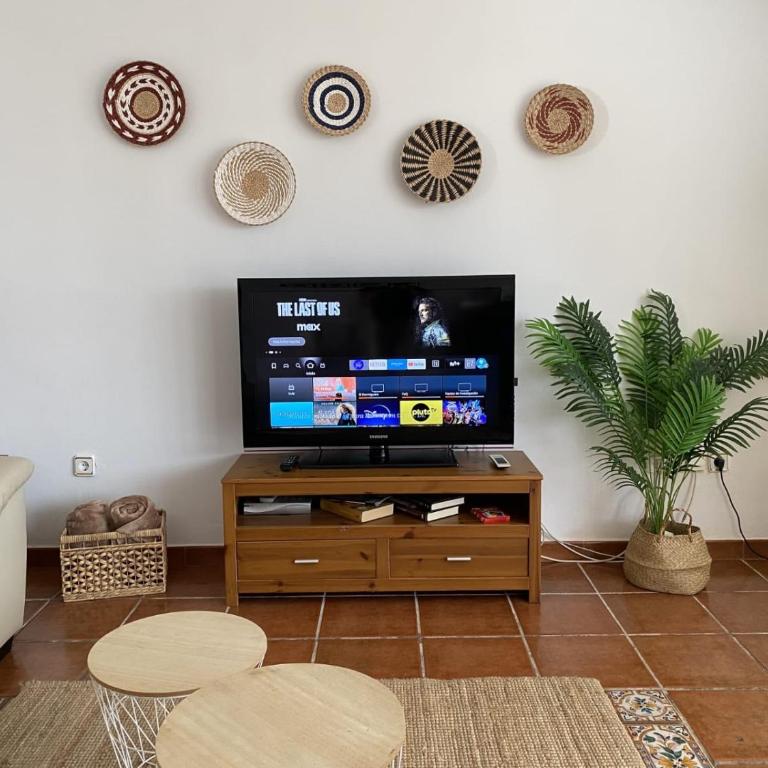 M&H Torremolinos - Three-Bedroom Apartment - 2