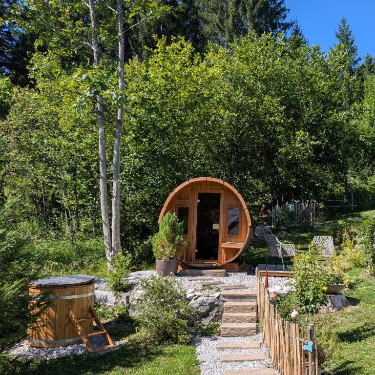 Ferienhaus Lechner am Waldrand mit Holzfasssauna & Außendusche, Bergblick und Naturgarten" - Apartment mit Blick auf die Berge - 1