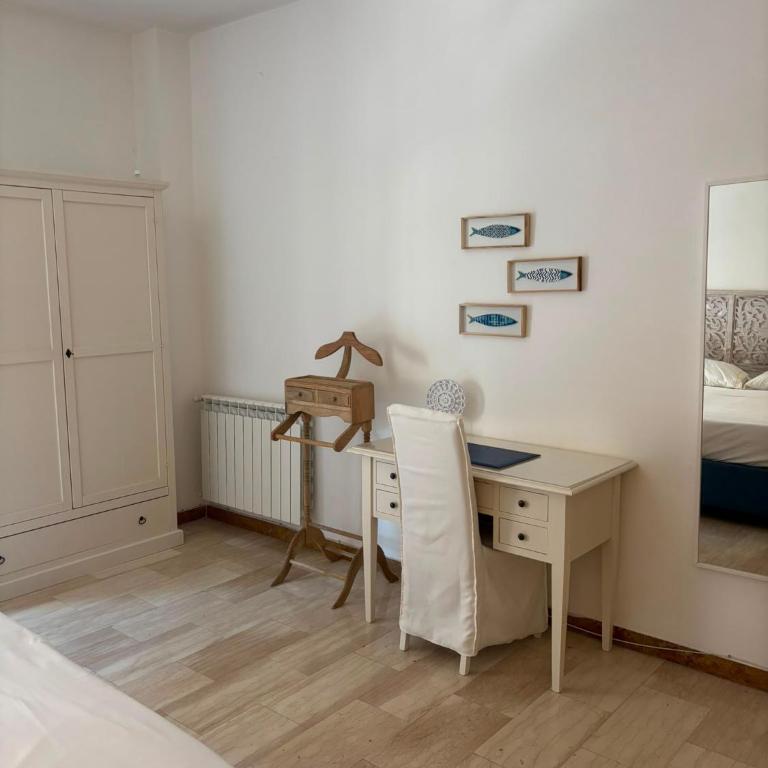 Frangipani HOUSE Cagliari luxury huge apartment city center with lift - Three-Bedroom Superior Apartment - 9