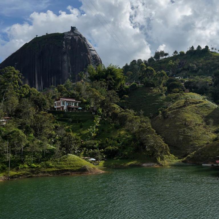 Bahía Alojamientos Guatapé - Apartamento con vistas al lago - 8