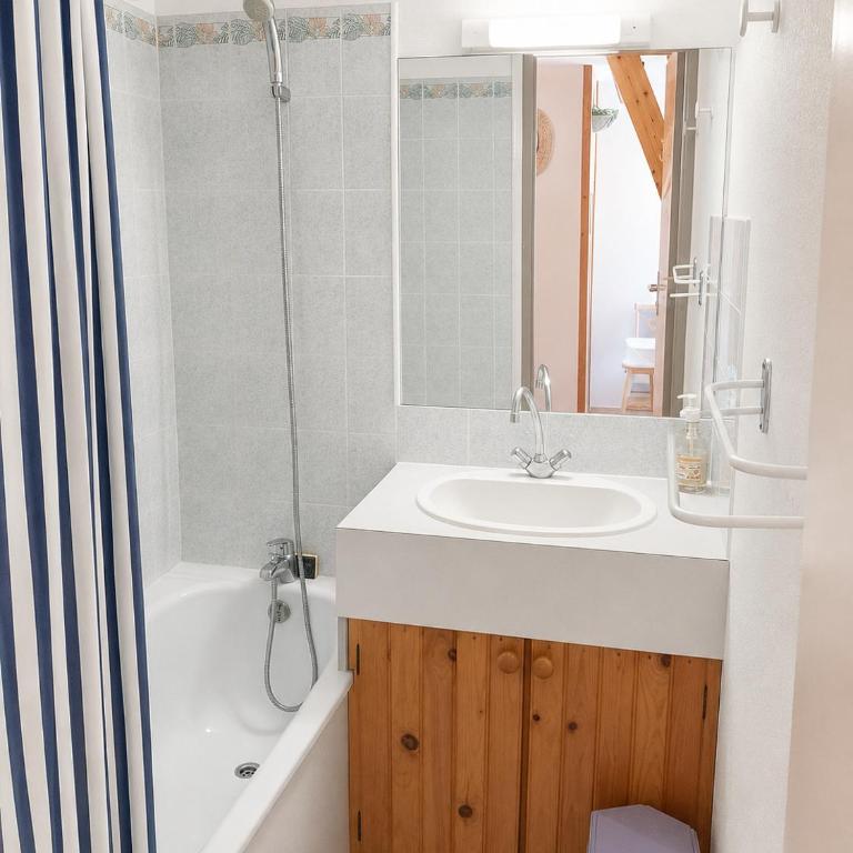 Plage à 300 m - Piscine - Clim - Wi-Fi - 4 pers - Appartement 2 Chambres - 5