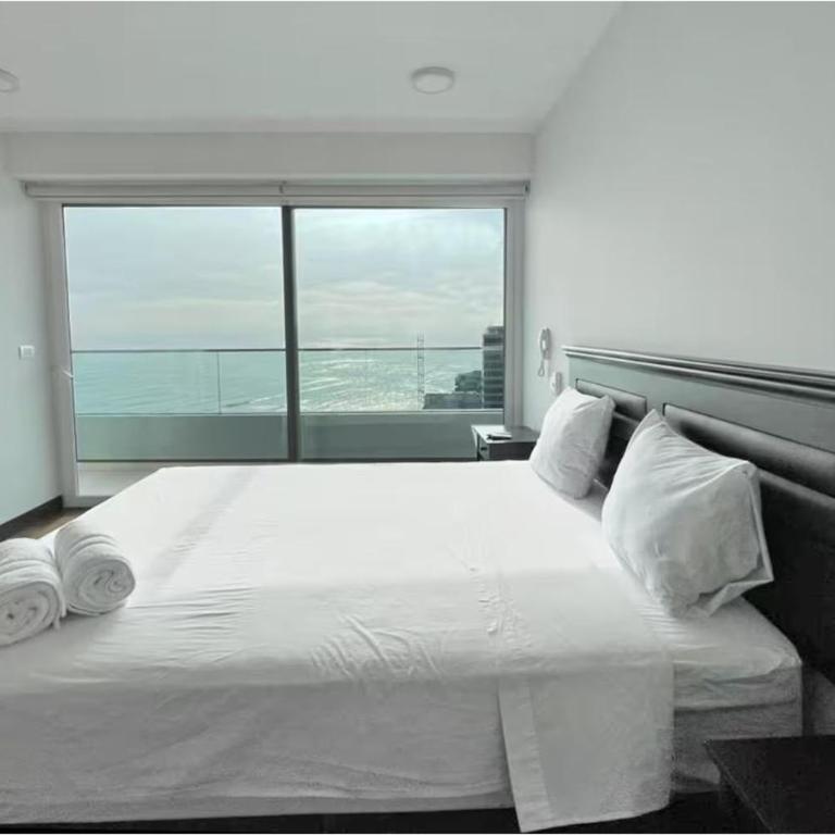 OceanFront Larcomar Apartments - Apartment with Pool View - 12