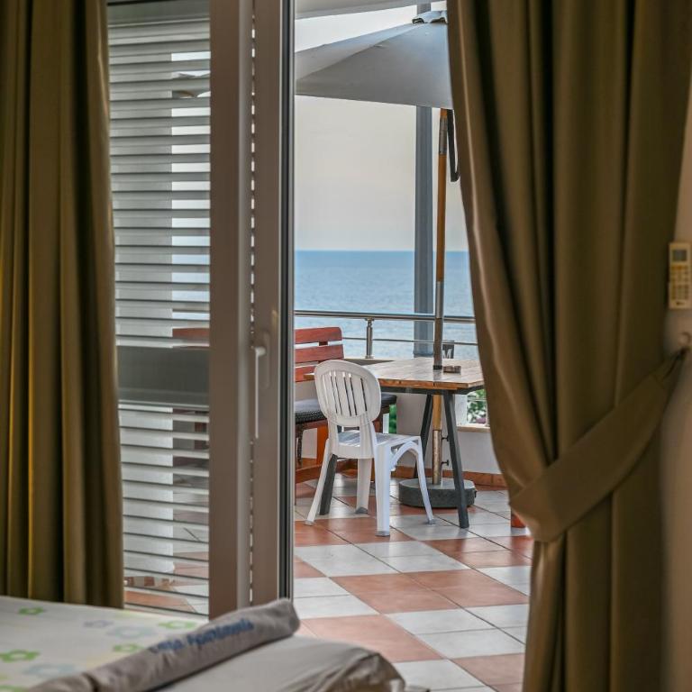 Lana Apartments - Family Room with Sea View - 14