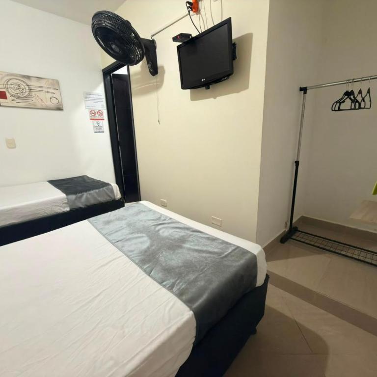 Hotel Laureles Home - Double Room with Private Bathroom - 9
