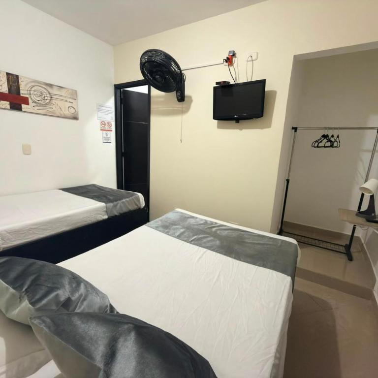 Hotel Laureles Home - Double Room with Private Bathroom - 8