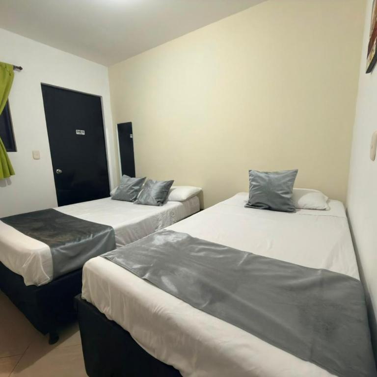 Hotel Laureles Home - Double Room with Private Bathroom - 1