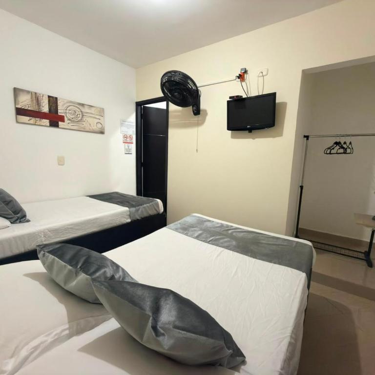 Hotel Laureles Home - Double Room with Private Bathroom - 4