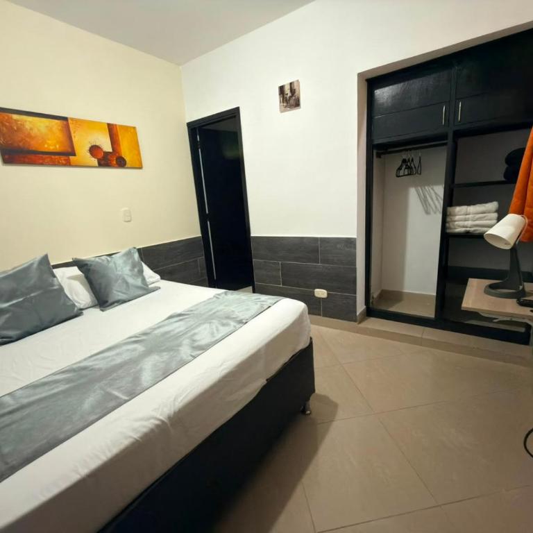 Hotel Laureles Home - Double Room with Private Bathroom - 1
