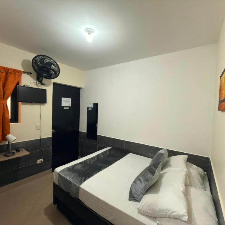 Hotel Laureles Home - Double Room with Private Bathroom - 3