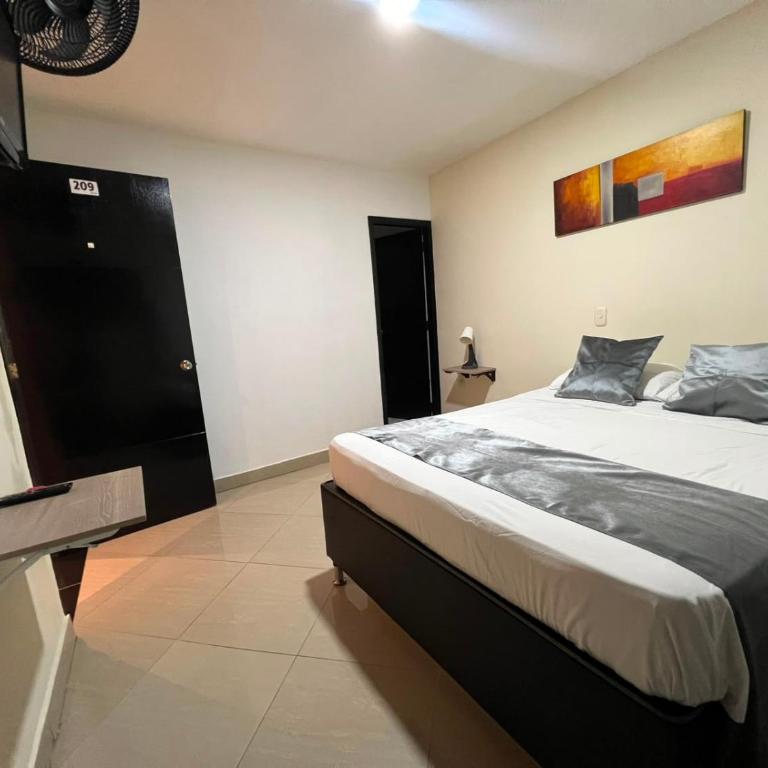 Hotel Laureles Home - Double Room with Private Bathroom - 2