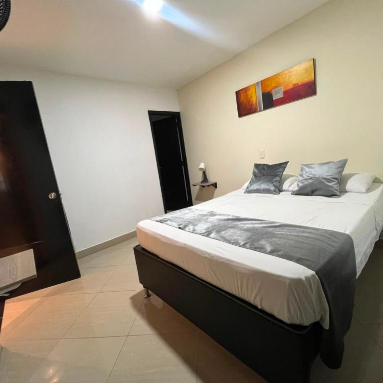 Hotel Laureles Home - Double Room with Private Bathroom - 1