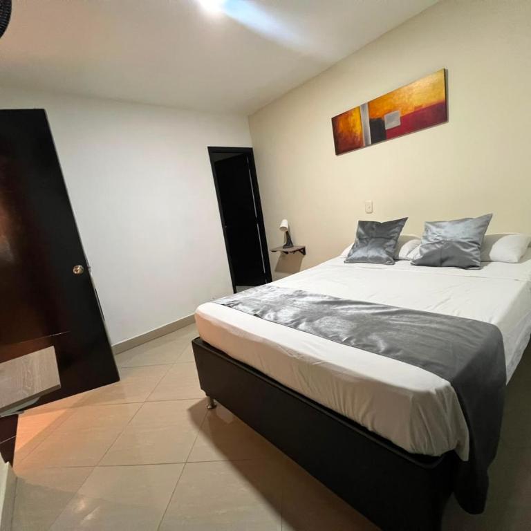 Hotel Laureles Home - Double Room with Private Bathroom - 3