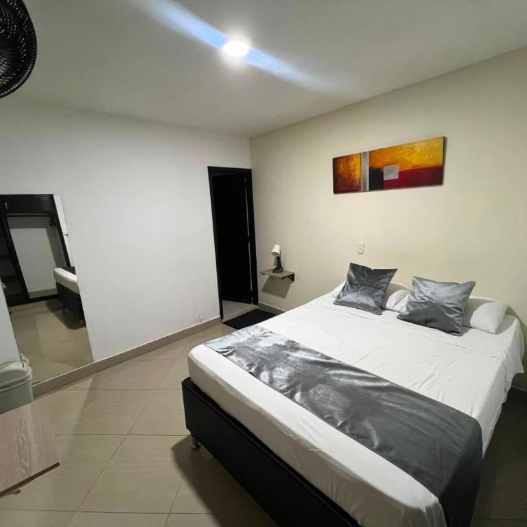 Hotel Laureles Home - Double Room with Private Bathroom - 5
