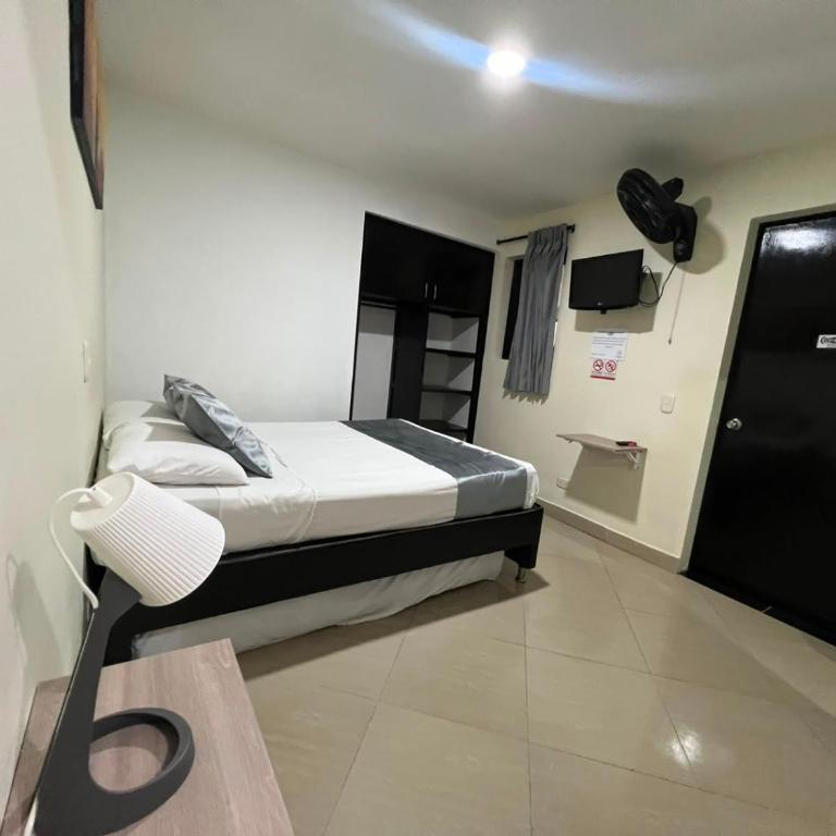 Hotel Laureles Home - Double Room with Private Bathroom - 8