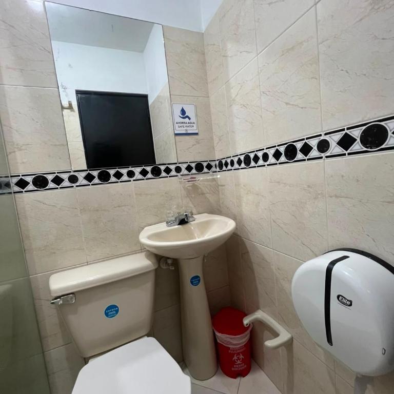 Hotel Laureles Home - Double Room with Private Bathroom - 11