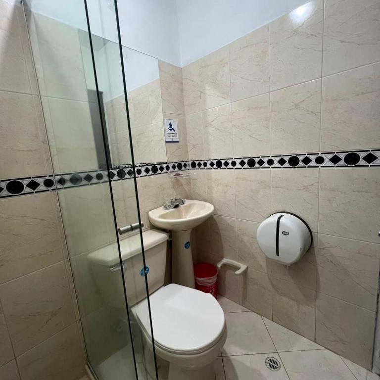Hotel Laureles Home - Double Room with Private Bathroom - 9