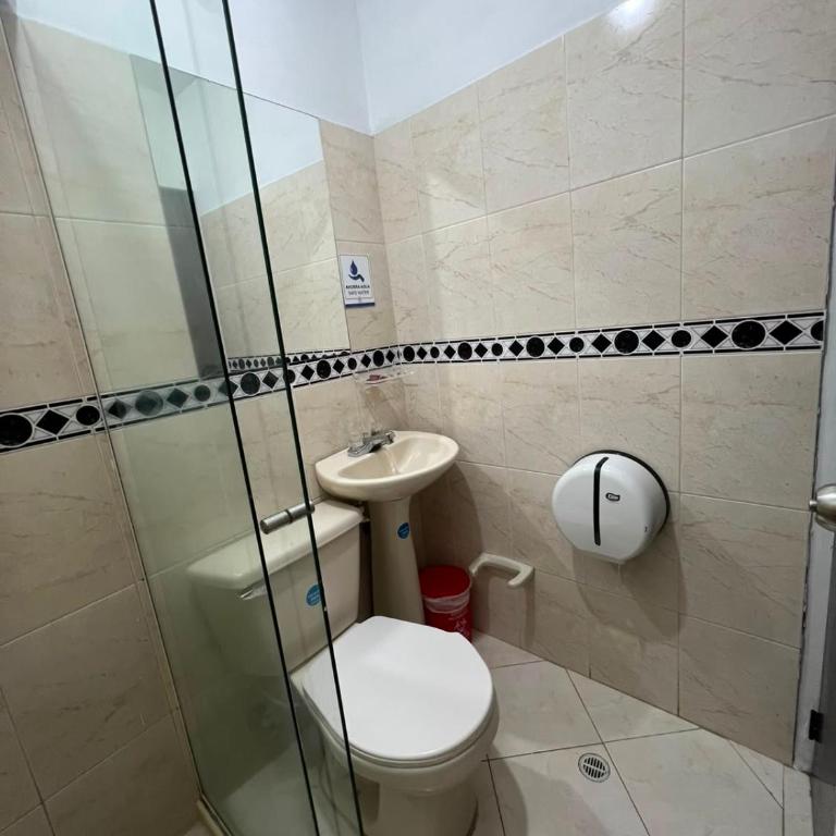 Hotel Laureles Home - Double Room with Private Bathroom - 12