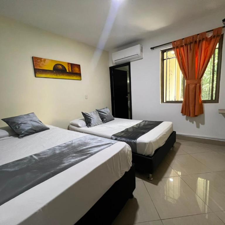 Hotel Laureles Home - Quadruple Room with Private Bathroom - 3