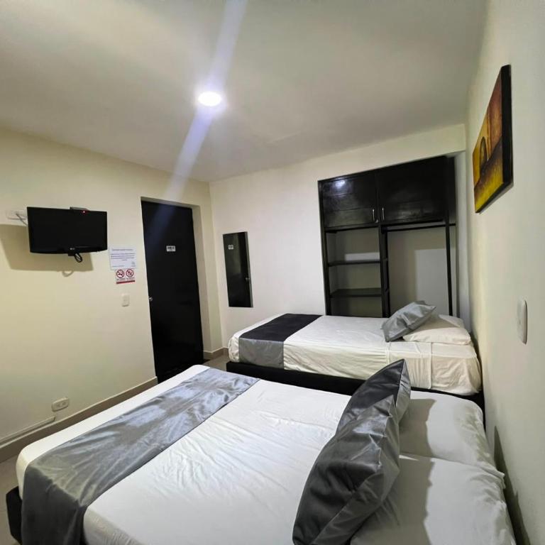 Hotel Laureles Home - Quadruple Room with Private Bathroom - 4