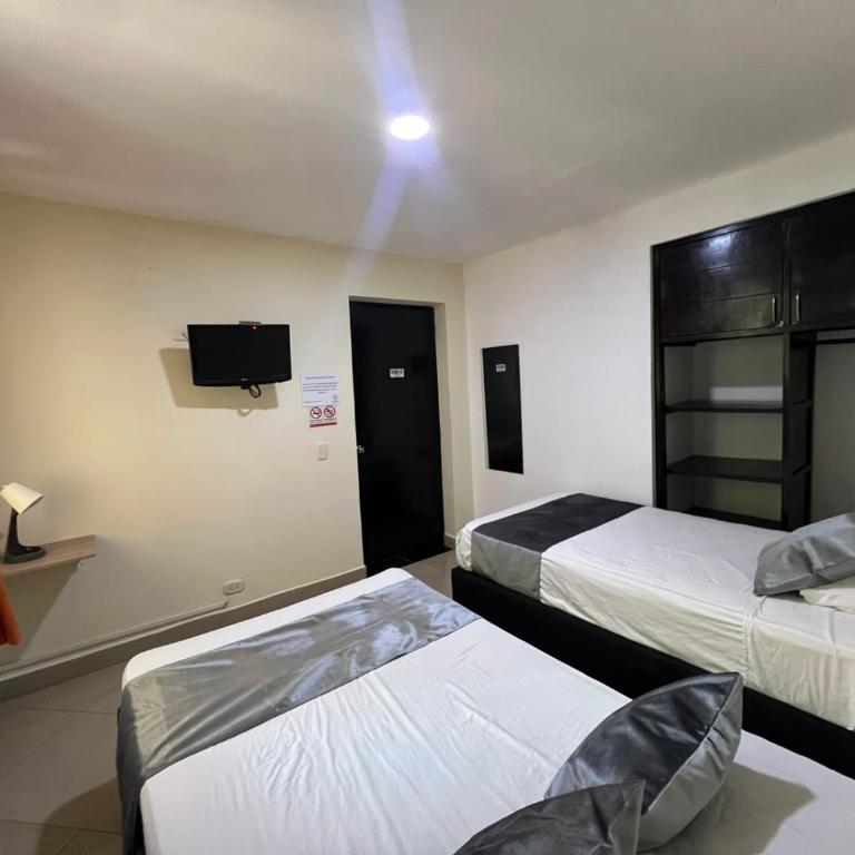 Hotel Laureles Home - Quadruple Room with Private Bathroom - 6