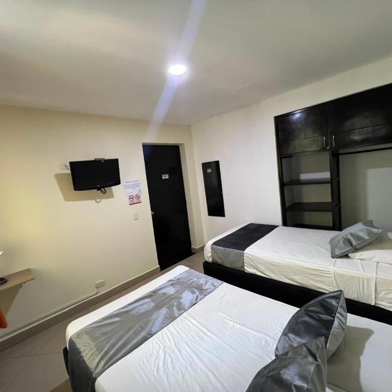Hotel Laureles Home - Quadruple Room with Private Bathroom - 8