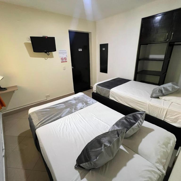 Hotel Laureles Home - Quadruple Room with Private Bathroom - 11