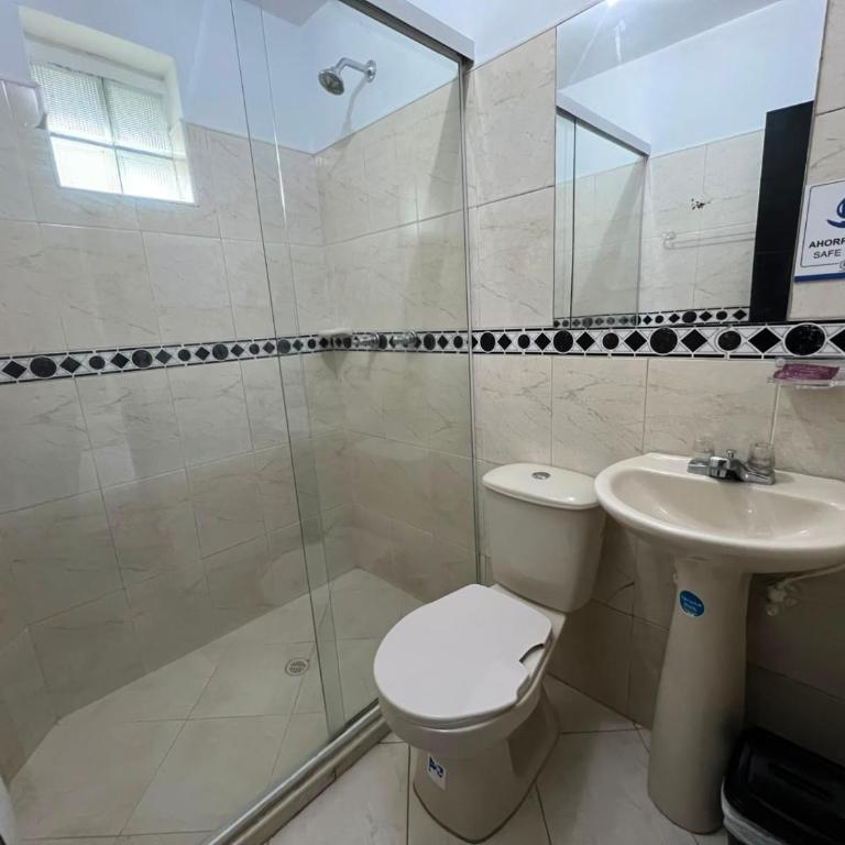 Hotel Laureles Home - Quadruple Room with Private Bathroom - 12