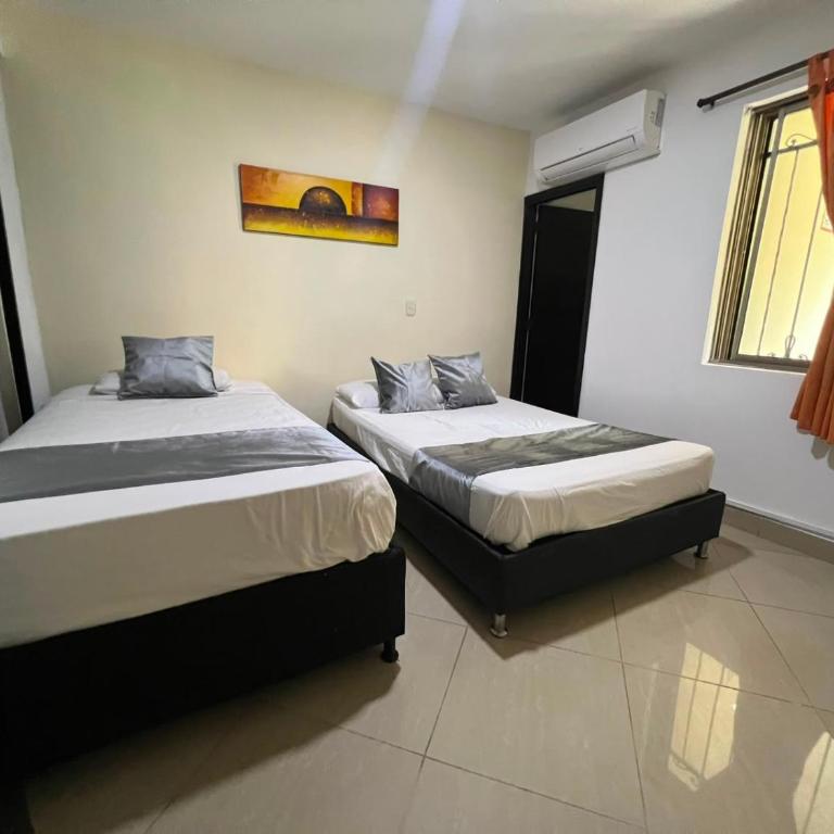 Hotel Laureles Home - Quadruple Room with Private Bathroom - 14