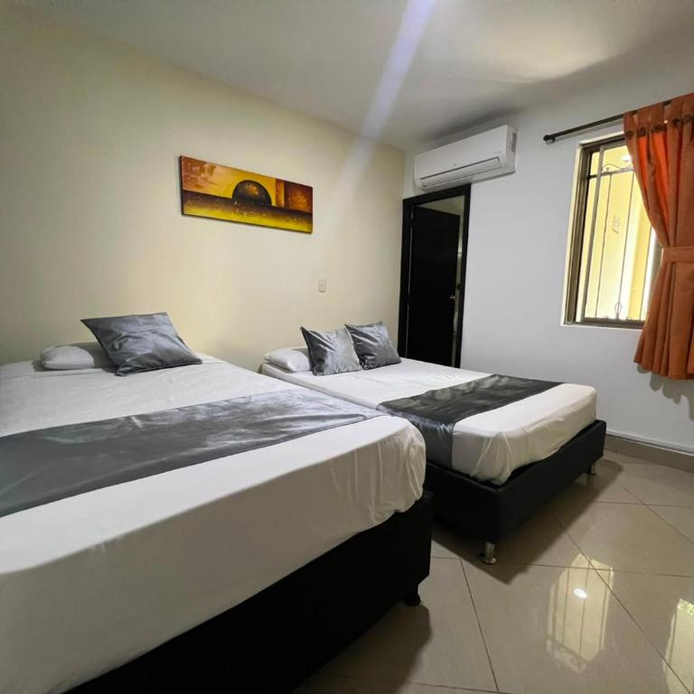 Hotel Laureles Home - Quadruple Room with Private Bathroom - 15