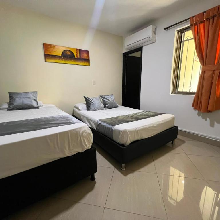 Hotel Laureles Home - Quadruple Room with Private Bathroom - 16