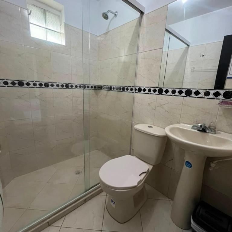 Hotel Laureles Home - Quadruple Room with Private Bathroom - 17